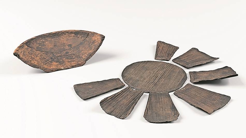 Geböttchert und gedrechselt Im Mittelalter waren viele Gebrauchsgegenstände aus Holz, so auch diese Schalen, deren Überreste in Niederpöbel sowie Dipps gefunden wurden und die ins 13./14. und im Falle der Daubenschale ins 15. Jahrhundert datiert werden. S