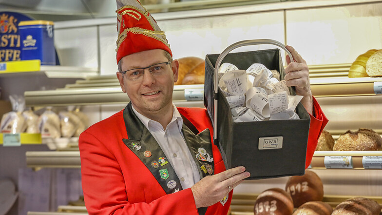 Daniel Rissmann vom FKK mit einem Teil der Kassenbons. Noch bis Donnerstag werden sie bei der Filiale der Bäckerei Münch in Neusalza-Spremberg auf dem Obermarkt gesammelt.
