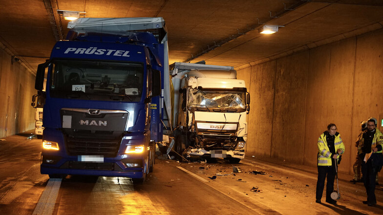 Zwei Lkw, ein Pkw sowie ein Transporter waren am Dienstagmorgen in einen Unfall auf der A17 bei Dresden verwickelt.