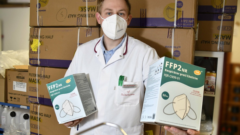 Der stellvertretende Filialleiter der Fetscherapotheke Holger Kromnik hatte am Freitag vergangene Woche weit mehr Masken als bestellt bekommen - davor musste er aber noch mit den eigenen Masken haushalten.