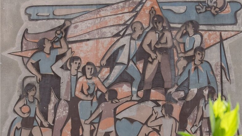 „Vermächtnis Ernst Thälmann“ – das Wandbild an der Oberschule Kötzschenbroda ist 1974 angebracht worden.