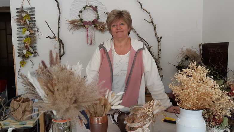 Elke Neumann bietet in ihrem Geschäft am Stolpner Markt echte handwerkliche Kunst an.