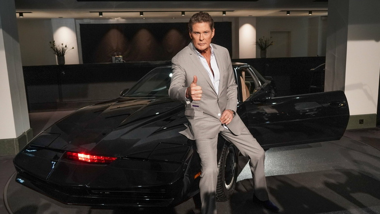 US-Sänger und Schauspieler David Hasselhoff vor dem legendären Sportwagen K.I.T.T. aus der Serie „Knight Rider“. Der Schauspieler bietet bei einer Auktion neben Dutzenden Requisiten unter anderem sein eigenes Modell des Kultautos an.