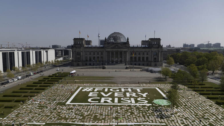 Aktivisten von Fridays for Future hatten Ende April für den alternativen Klimastreik Protestplakate für den Klimaschutz auf der Reichstagswiese ausgelegt.