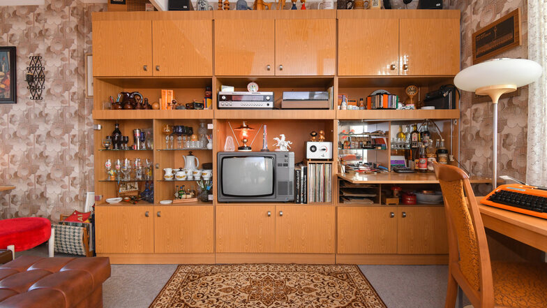 Möbel, Geräte, die Deko, sogar die Tapete - in Peter Liebs Bungalow findet man viele Relikte aus der DDR.