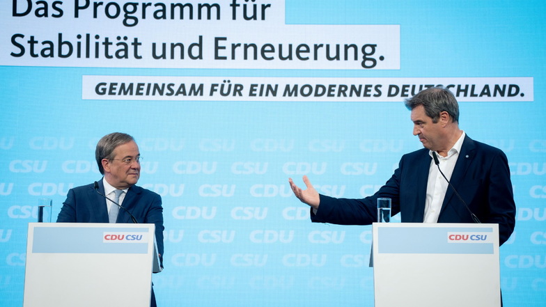 Armin Laschet (l), CDU-Kanzlerkandidat und Ministerpräsident von Nordrhein-Westfalen, und Markus Söder (CSU), Ministerpräsident von Bayern, haben ihr gemeinsames Wahlprogramm vorgestellt.