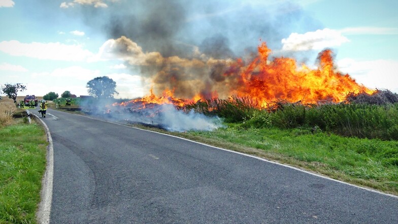 Durch die enorme Hitzeentwicklung bestand die Gefahr, dass das Feuer auf die umliegenden Felder umgreifen könnte.