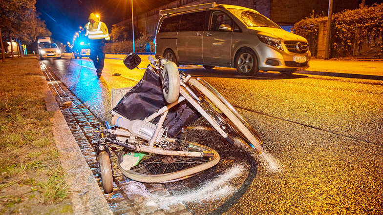 Der Rollstuhlfahrer wurde ins Krankenhaus gebracht.