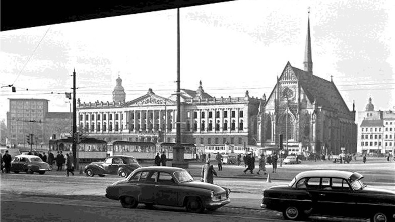 Leipzig 1964: Blick vom damaligen Karl-Marx-Platz auf Paulinerkirche und Augusteum. Beides gehörte zur Universität.