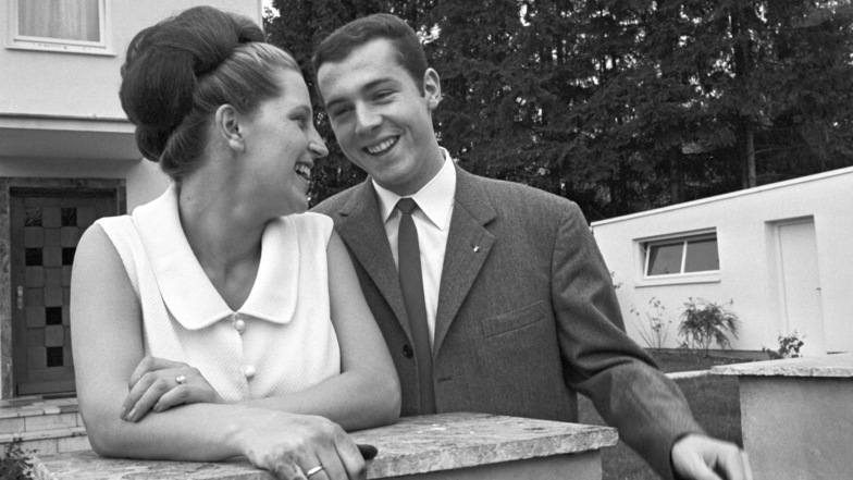 Das frischgebackene Ehepaar Brigitte und Franz Beckenbauer 1966 vor ihrem Haus in München-Solln.