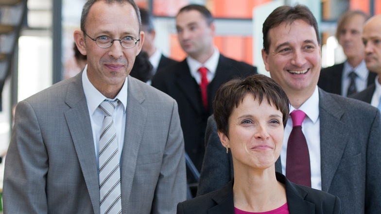 Die damals zukünftigen Abgeordneten der AfD im Landtag, Jörg Urban (l-r), die Landesvorsitzende der AfD Sachsen, Frauke Petry und Stefan Dreher, treffen am 29. September 2014 im Plenarsaal in Dresden  ein. 