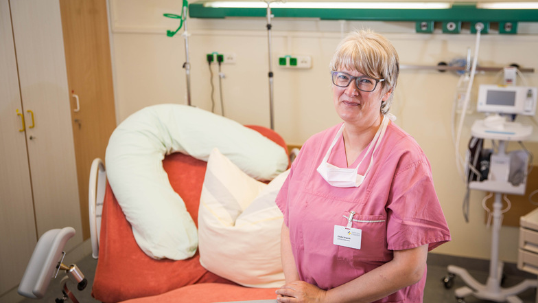 Hebamme Claudia Pergande sorgt im Krankenhaus Neustadt für das Wohl von Müttern und Kindern, auch in Corona-Zeiten.
