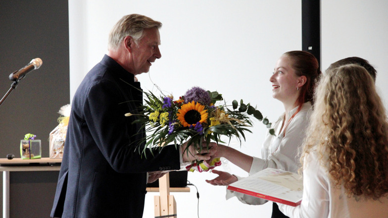 Blumen, kleine Geschenke und beste Wünsche für die Zukunft gab es für Uwe Blazejczyk auch von Schülerinnen und Schülern.