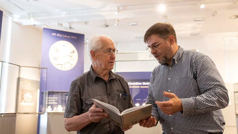 Jürgen Peter (links) hat ein Buch zur Geschichte der frühen Uhrmacherei in Glashütte geschrieben. Zusammen mit dem stellvertretenden Museumsleiter Jürgen Franke von Deutschen Uhrenmuseum wirft er einen Blick hinein.