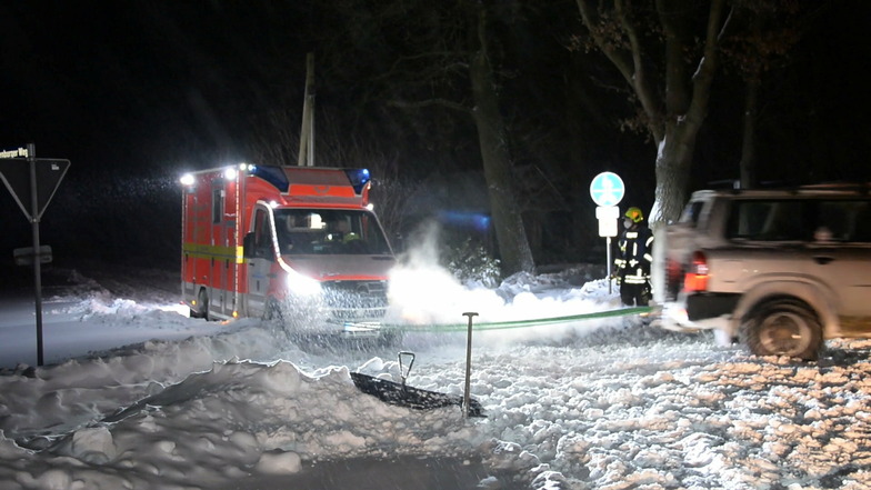 Nicht immer schaffen es Rettungskräfte im Winter rechtzeitig zum Unfallort. Oder sie bleiben stecken wie hier in Herzebrock-Clarholz, Nordrhein-Westfalen.