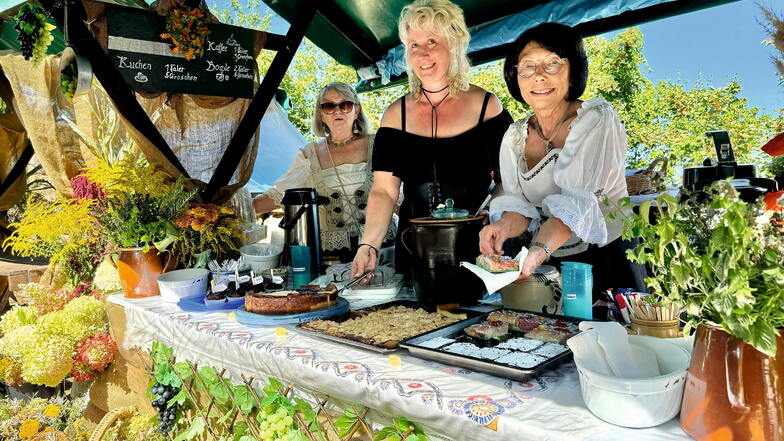 Die Frauen vom Leisniger CCL haben selbstgebackenen Kuchen angeboten.