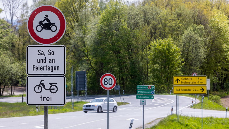 Motorradfahrer müssen an Wochenenden einen Umweg in Kauf nehmen, wenn sie nach Hohnstein wollen, da die Serpentinen für selbige gesperrt sind.