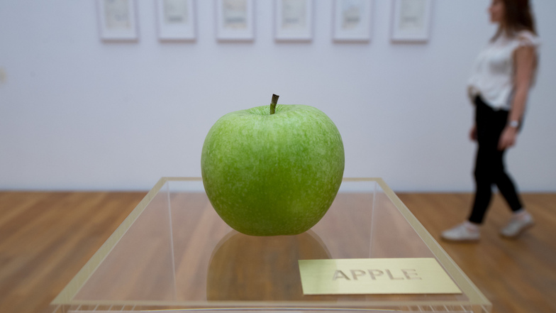 Bitte nicht berühren: Yoko Onos Kunstwerk "Apple" in Leipzig.