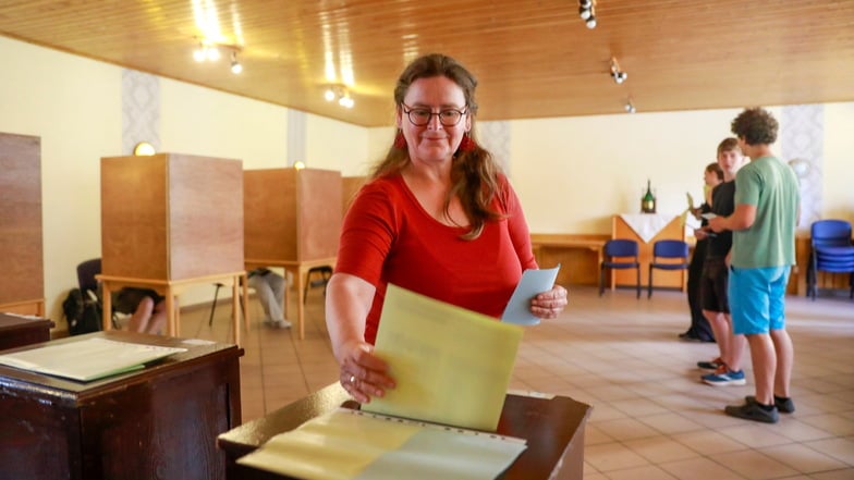 Wie tausende andere Einwohner des Landkreises Görlitz hat auch Christine Cieslak aus Mittelherwigsdorf am Sonntag ihren Wahlzettel für den Gemeinderat, den Kreistag und das Europaparlament in die Wahlurne eingeworfen.