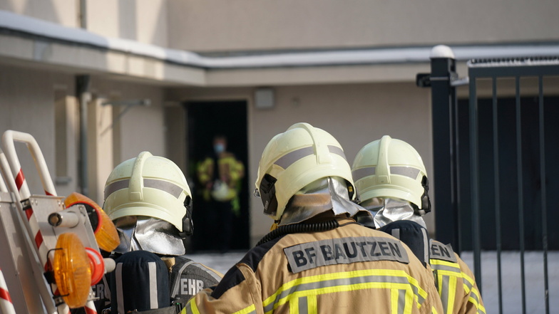 Weil die Brandmeldeanlage des Bautzener Polizeireviers Alarm ausgelöst hatte, erkundeten Feuerwehrleute die Lage. Sie konnten schnell Entwarnung geben.