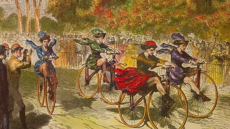 Schautafeln in der Ausstellung mit den ersten Damenrennen in Paris.