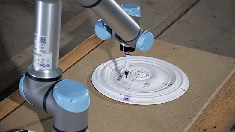 Noch malt dieser Roboterarm nur mit einem Filzstift auf Oberflächen, in Zukunft soll er beispielsweise Lacke abschleifen können.