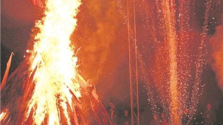 Die Arnsdorfer „Road Eagles“ feierten spektakulär in den Mai – mit Hexenfeuer und Feuerwerk.