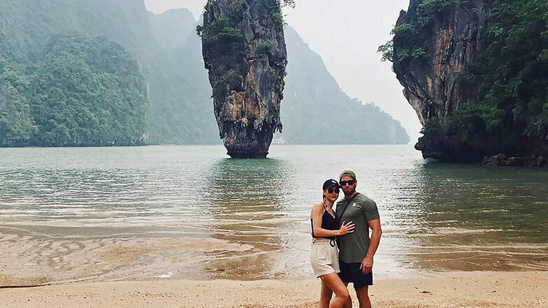 Die Urlauber Chiara L. und Kevin H. stehen auf der Insel Khao Phing Kan, die auch als James-Bond-Insel bekannt ist. Wegen der Insolvenz des Reiseveranstalters Thomas Cook bekamen die beiden Thailand-Touristen Probleme mit ihrem Hotel.