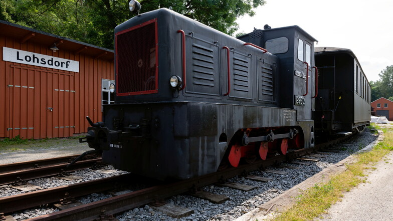 Die Diesellok steht schon fahrbereit am Bahnhof in Lohsdorf. Am 19. Juni findet seit Längerem wieder der erste Fahrtag beim Schwarzbachbahnverein statt.