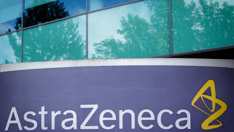 Das Logo von AstraZeneca ist vor einem Gebäude des Pharmakonzerns im britischen Luton zu sehen. Wegen ausbleibender Impfstofflieferungen leitet die EU-Kommission rechtliche Schritte gegen den Hersteller ein.