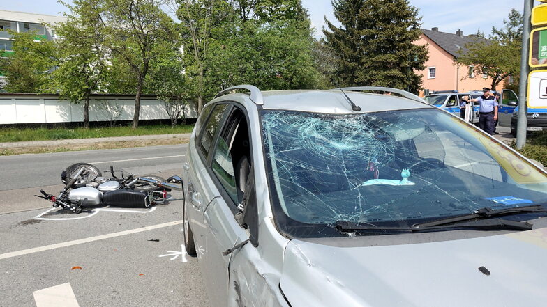 Pirna: Pkw erfasst Moped - junger Fahrer schwer verletzt
