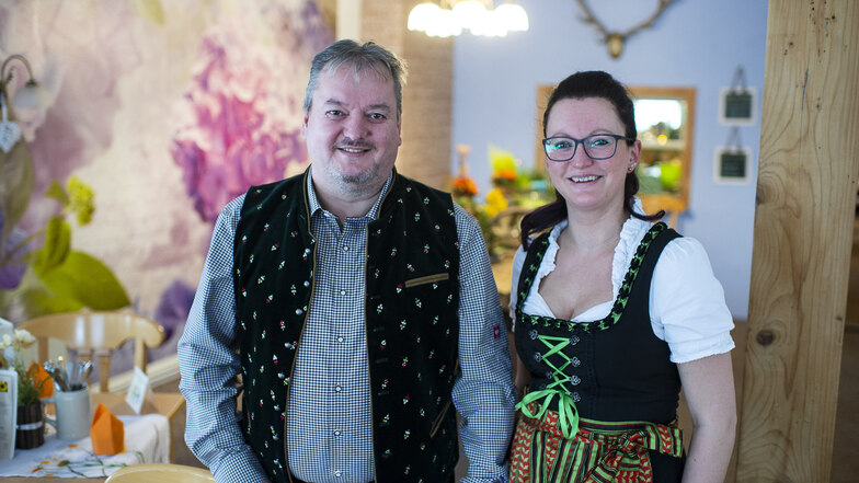 Andriko Zimmermann mit Tochter und Mitarbeiterin Janina Schmeltekop im Berggasthof in Jauernick-Buschbach. Seit Jahren ist der Gastwirt auf Suche nach Personal.