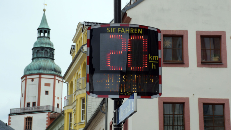 Die Geschwindigkeitsmesstafel ist von der Ritterstraße zum Obermarkt umgesetzt worden. Hier sind 20 Stundenkilometer schon zu viel. Die Tafel bremst die Autofahrer merklich.