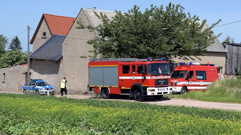 Mehrere Feuerwehren, der Rettungsdienst sowie die Polizei waren bei einem gemeldeten Scheunenbrand in Heyda bei Waldheim.