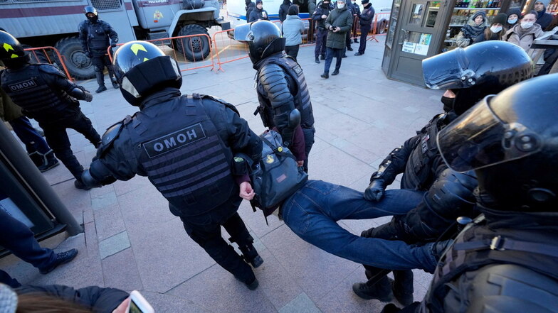 Die Polizei nimmt kurz nach Beginn des Krieges einen Demonstranten in St. Petersburg fest.