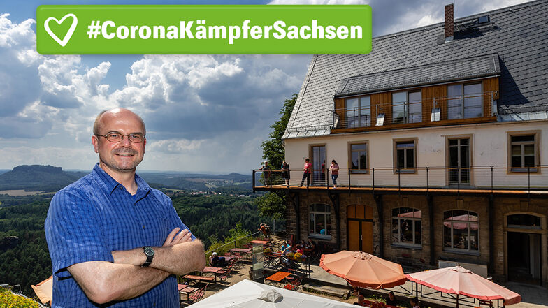 Michael Dora Wirt der Brand-Baude Bergrestaurant & Herberge in Hohnstein vor dem sanierten Steinhaus.