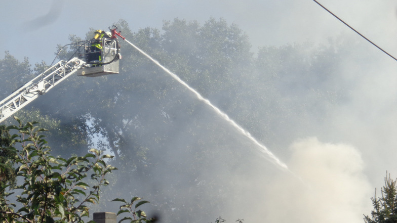 Schwere Bedingungen für die Feuerwehrleute auf der Drehleiter, die wegen des dicken Qualms auch mit Atemschutzgeräten arbeiten mussten.