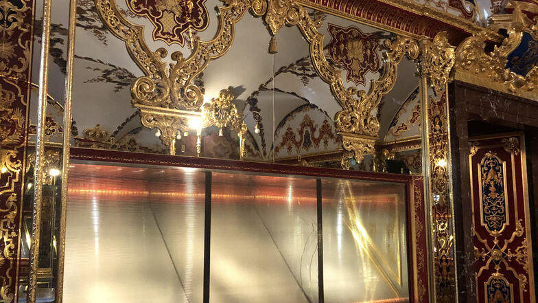 Die von den Dieben leergeräumte Vitrine im Grünen Gewölbe ist jetzt mit einer neuen Glasscheibe versehen. So wird sie bald den Besuchern in Dresden präsentiert.