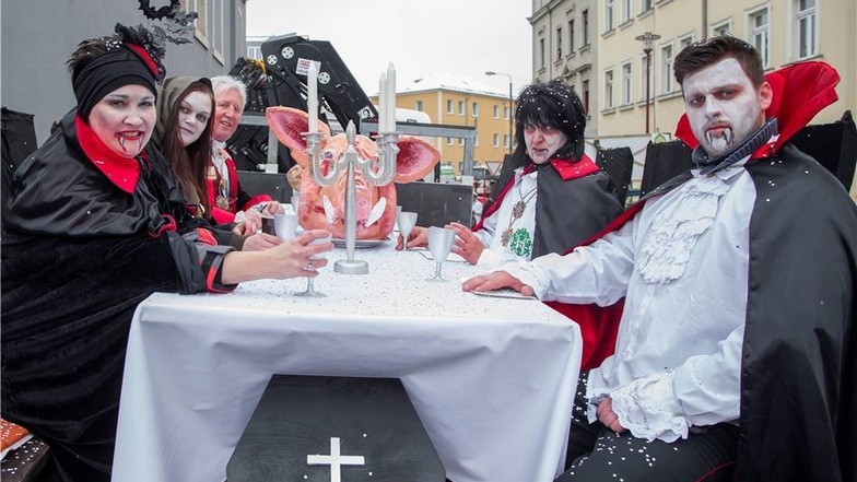 Schaurig schön: Die Wurgwitzer haben Graf Dracula zur Karnevalsparade nach Freital eingeladen.