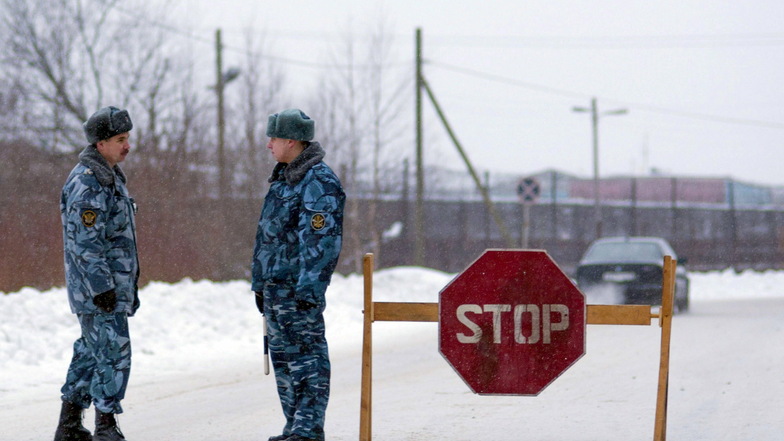 Russland, Segescha: Offiziere der Spezialpolizei OMON stehen an einer Straßensperre in der Nähe der Strafkolonie Nr. 7 in der Region Karelien