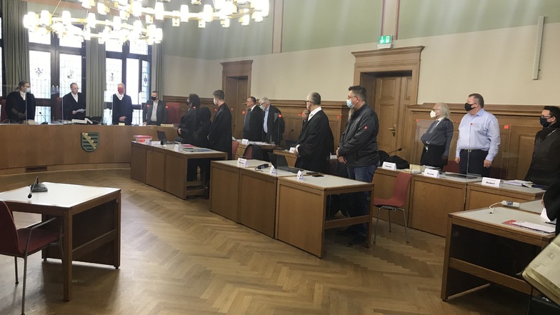 Zu wenig Platz im Gerichtssaal, um die Abstände einzuhalten. Richter Theo Dahm (2. v. l.) setzte das Mammutverfahren am Görlitzer Landgericht aus.