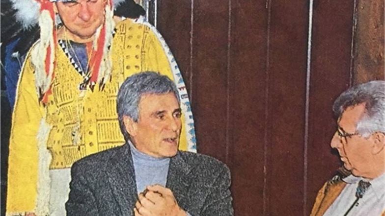 2004 war Gojko Mitic (Mitte), Defa-Chefindianer, zu Gast in Großenhain. Er plauderte u. a. mit Helmuth Grimmer (r.), Chef der Sioux-Keha Weinböhla.