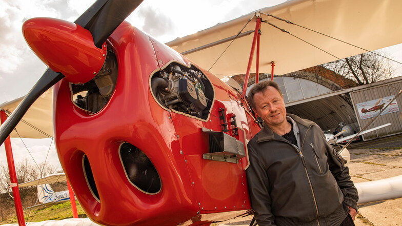 Vor dem berühmten roten Doppeldecker: Jan Meißner, Inhaber der Großenhainer Flugschule Born-2-Fly GmbH, ist auf der Suche nach einem interessierten und flugbegeisterten Praktikanten.