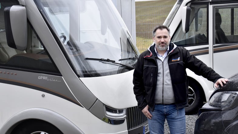 Lars Kiszczak, Verkaufsleiter bei "Radeberger Reisemobile", verzeichnet weiterhin eine große Nachfrage nach Wohnmobilen. Doch durch weltweite Lieferengpässe stockt die Produktion von Neufahrzeugen, sagt er.