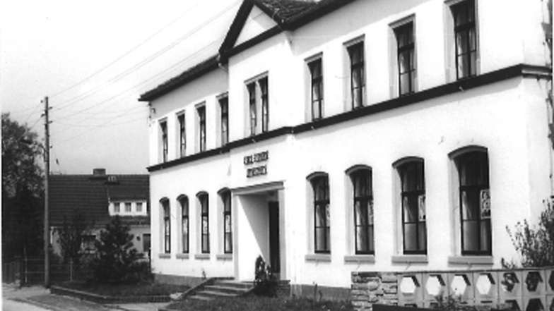 Die Anna-Seghers-Oberschule: Seit 1894 war die Großraschützer Schule Lernort für die Kinder aus dem Dorf, aus Kleinraschütz und Zschieschen und später auch aus Skassa. Viele Jahre befand sich hier eine zehnklassige Oberschule, nach der Wende dann die drit
