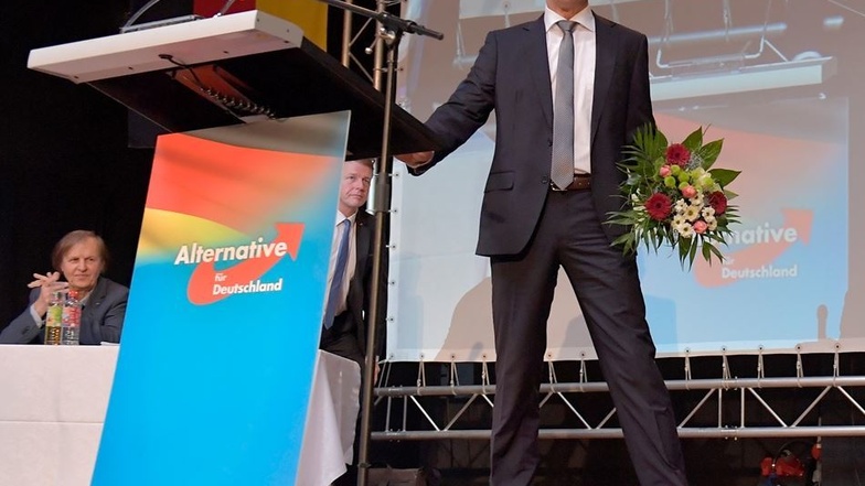 Jörg Urban (rechts) ist in Hoyerswerda zum sächsischen Landesvorsitzenden der AfD gewählt worden.