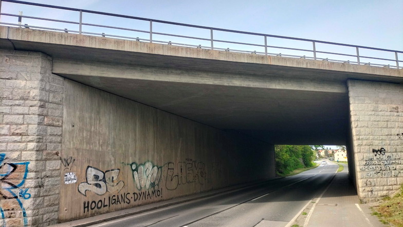 Der in beide Richtungen führende Geh- und Radweg nach Burk verengt sich unter der Autobahnbrücke. Darin sieht der ADFC eine große Gefahr für Radfahrer.