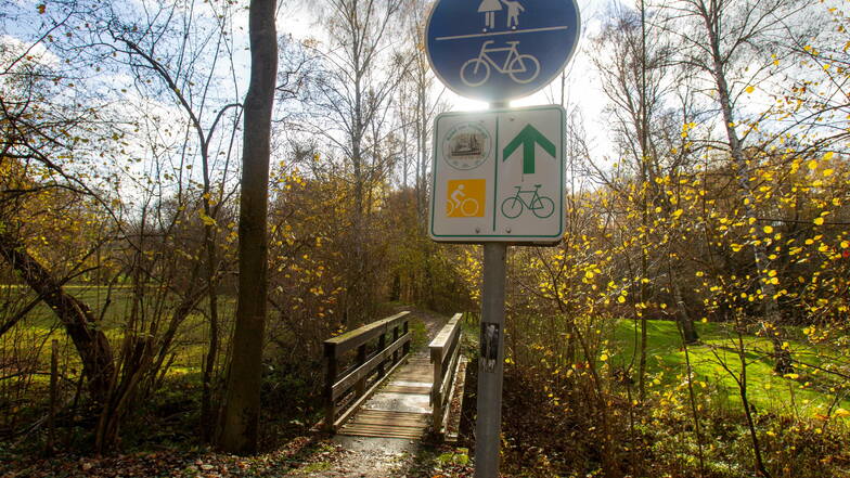 Nicht mehr sicher: Die Holzbrücke über die Triebisch bei Helbigsdorf kommt weg.