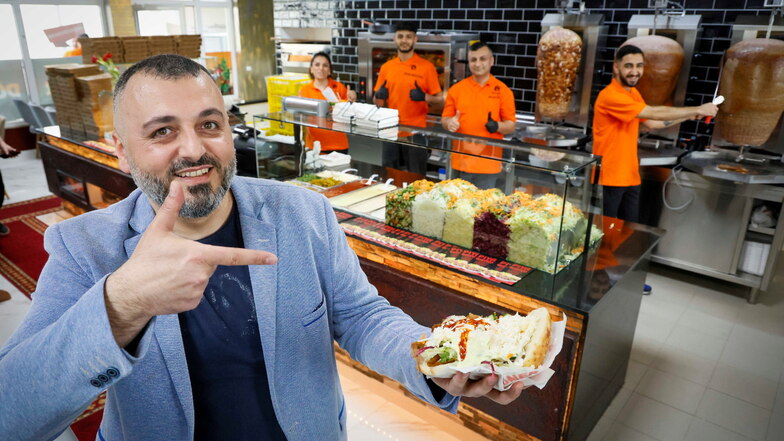 "Piya-Bistro"-Inhaber Mehmet Yücel strahlt vor Stolz und Freude. Der Dresdner Unternehmer hat seinen ersten Dönerladen in Coswig eröffnet und sorgt mit seinem Ein-Cent-Döner für einen Ansturm im Laden.