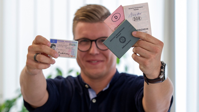 Felix Pietzsch, Leiter Kfz-Zulassung im Landratsamt, zeigt die verschiedenen Führerscheine, die noch im Umlauf sind.